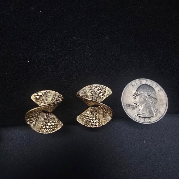 Sarah Coventry Gold Tone Twisted Earrings Clip On Vintage Jewelry - Picture 4 of 5